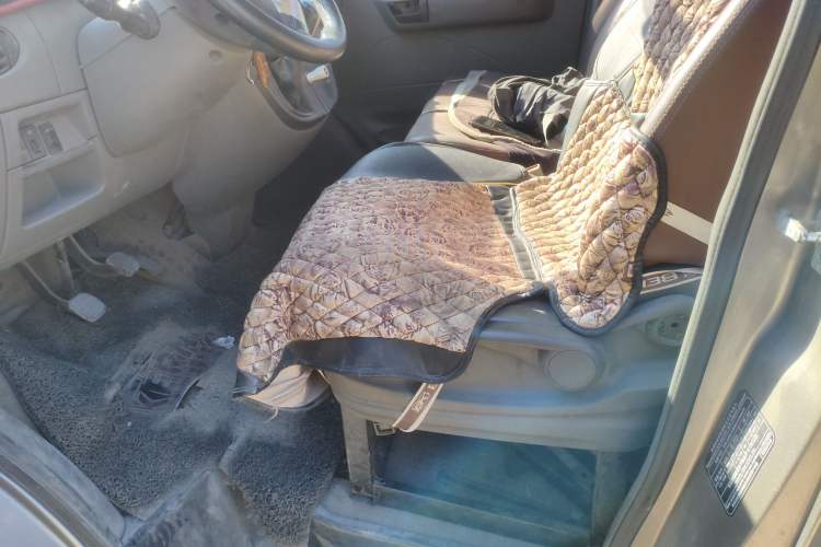 Used SAIC MAXUS Xintu V80 2017 2.5T 5-Speed Manual Aoyuntong China IV Short Wheelbase Mid-Height 5/6/10-Seater