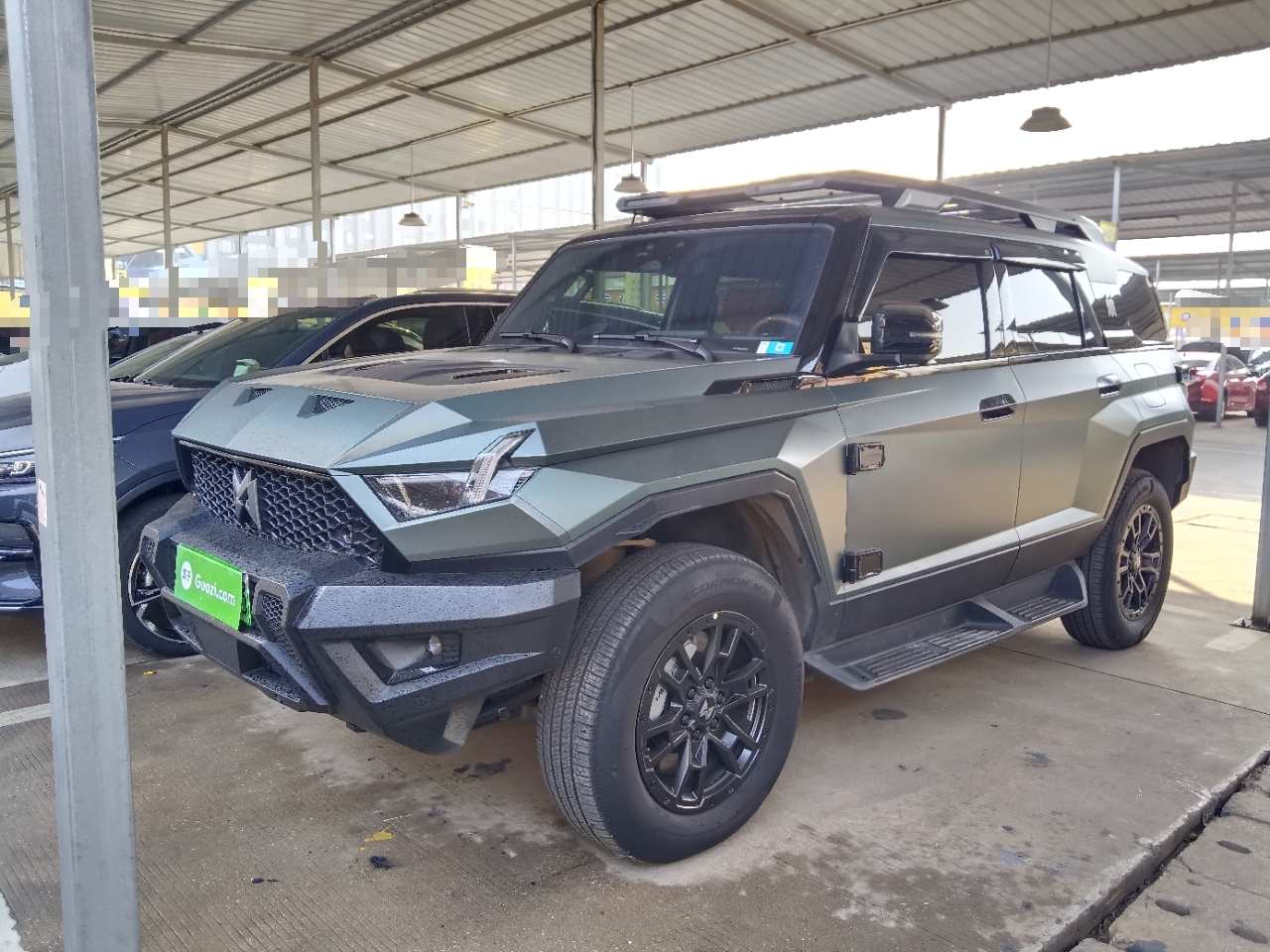 تحت مقدمة السيارة