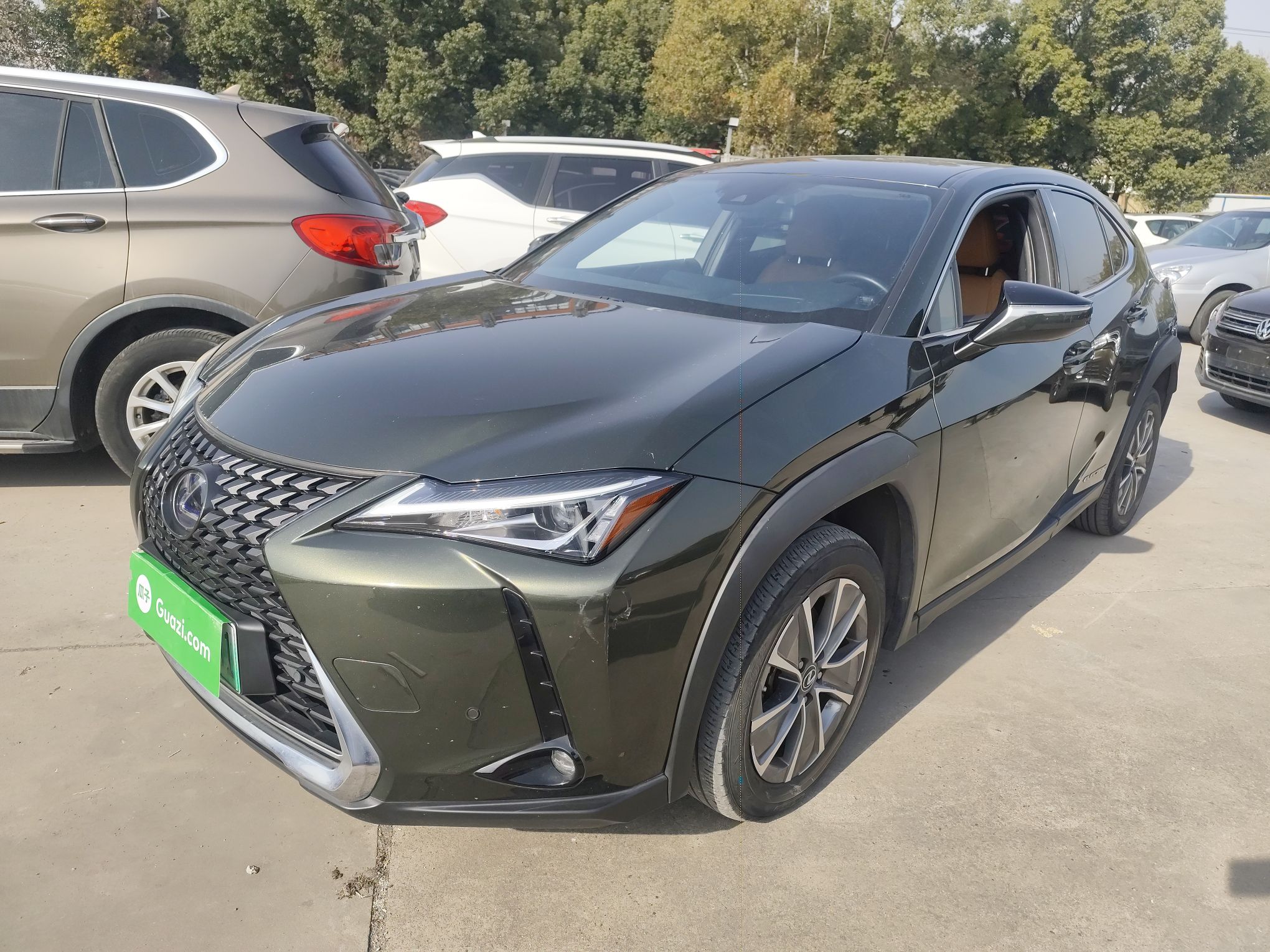 تحت مقدمة السيارة