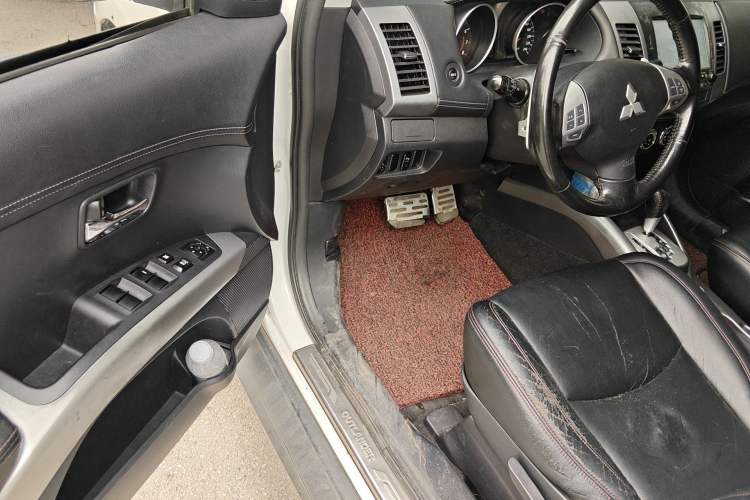 Used Mitsubishi Outlander 2010 Kijang 2.0 Sport Edition Driver Seat