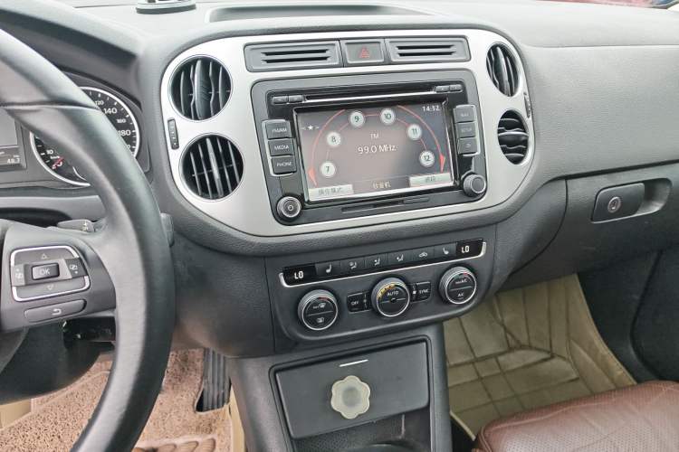 Used Volkswagen Tiguan 2013 2.0 TSI Automatic All-Wheel Drive Luxury Edition Audio And AC Panel