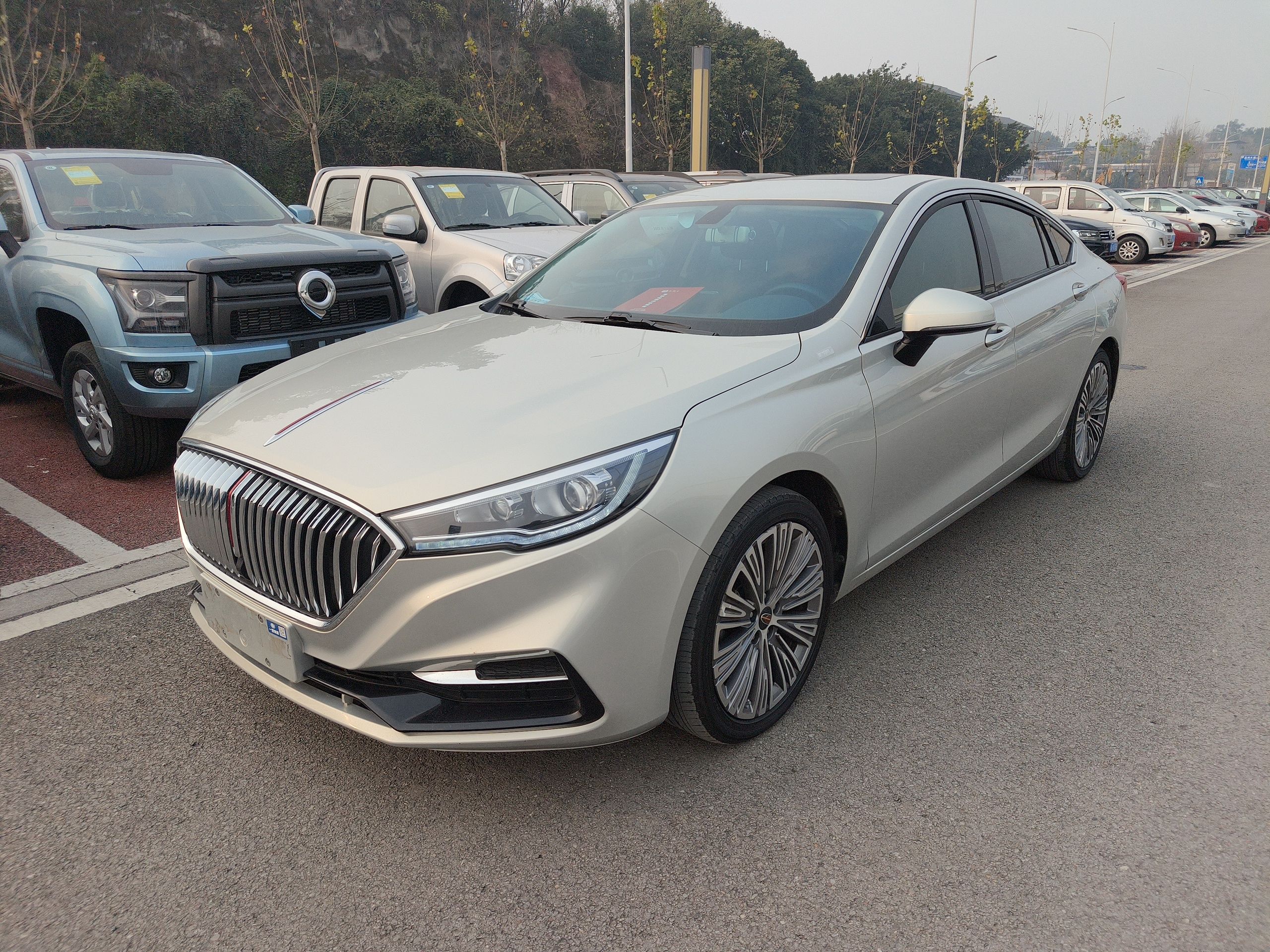 تحت مقدمة السيارة