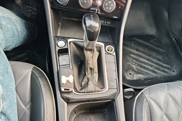 Used Volkswagen Sagitar 2023 300TSI DSG Excellence Edition Gear Lever