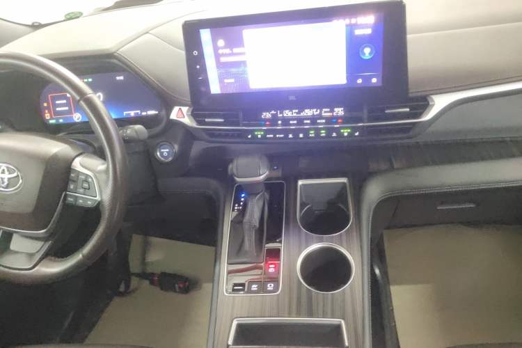 Used Toyota Sienna 2023 2.5L Hybrid Platinum Edition