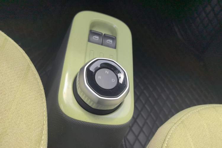 Used Geely Galaxy Panda 2023 Panda Mini 200km Endurance Bear Gear Lever