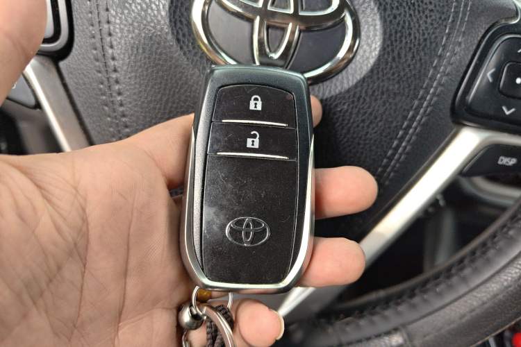 Used Toyota Highlander 2015 2.0T Four-Wheel Drive Luxury Edition 7-Seater Vehicle Key