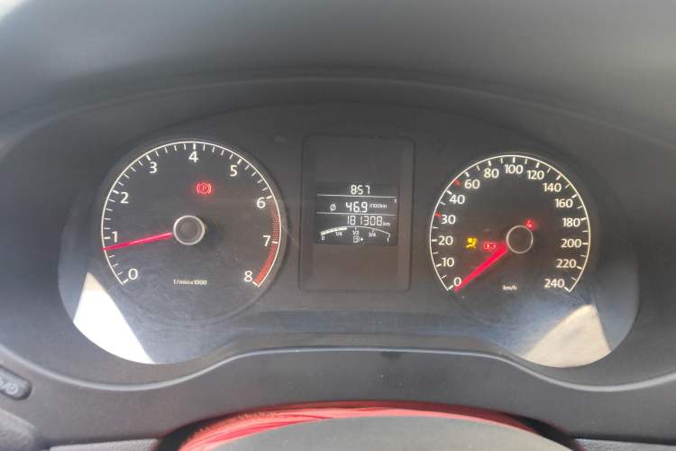 Used Volkswagen Sagitar 2012 1.6L Manual Comfort Model Odometer Close Up