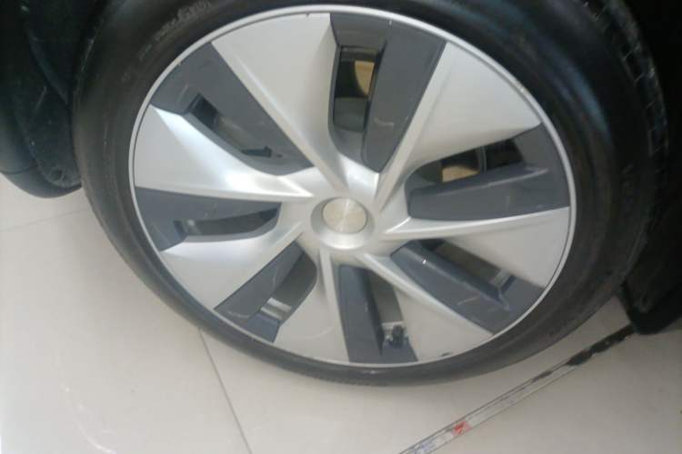 Used Tesla Model Y 2021 Standard Range Rear-Wheel Drive Version Right Rear Wheel Hub