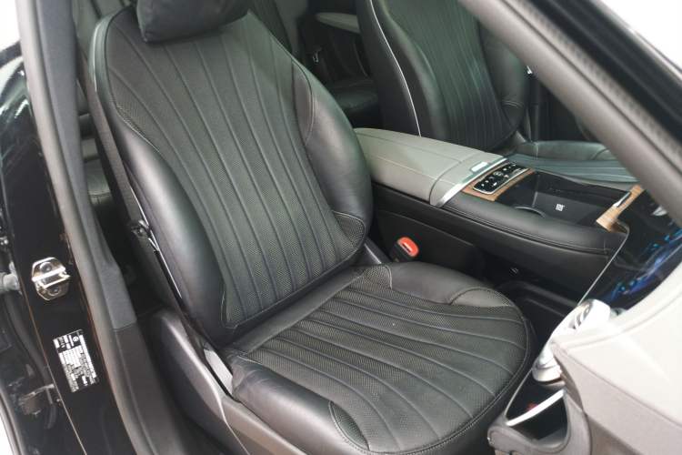 Used Mercedes-Benz EQS SUV 2023 450 4MATIC Pioneer Edition Right Front Seat