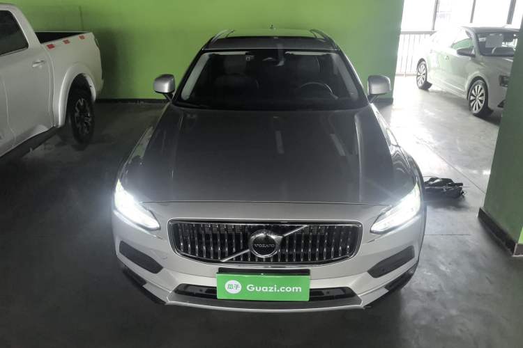 Used Volvo V90 2023 Cross Country B5 AWD Smart Range Edition