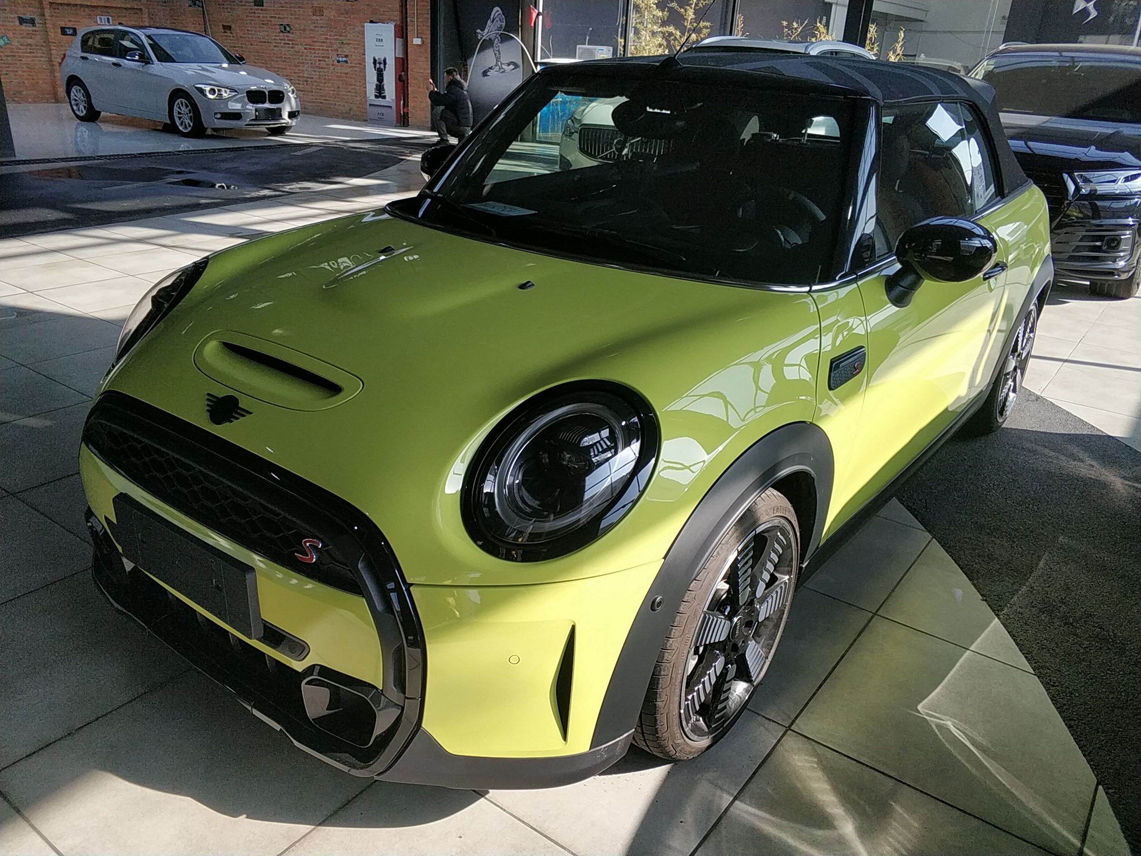 تحت مقدمة السيارة