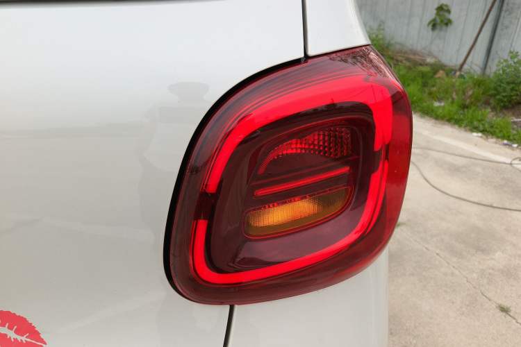 Used Wuling Hongguang MINIEV 2025 Four-Door Version Advanced Edition Right Rear Taillight