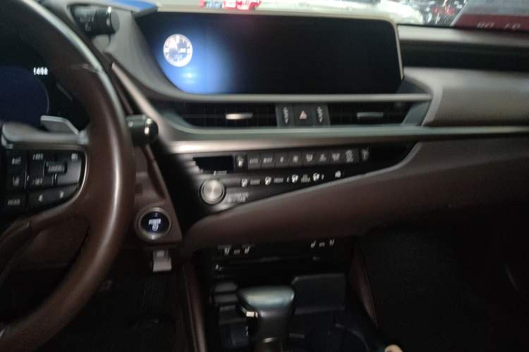 Used Lexus ES 2020 300h Premier Edition
