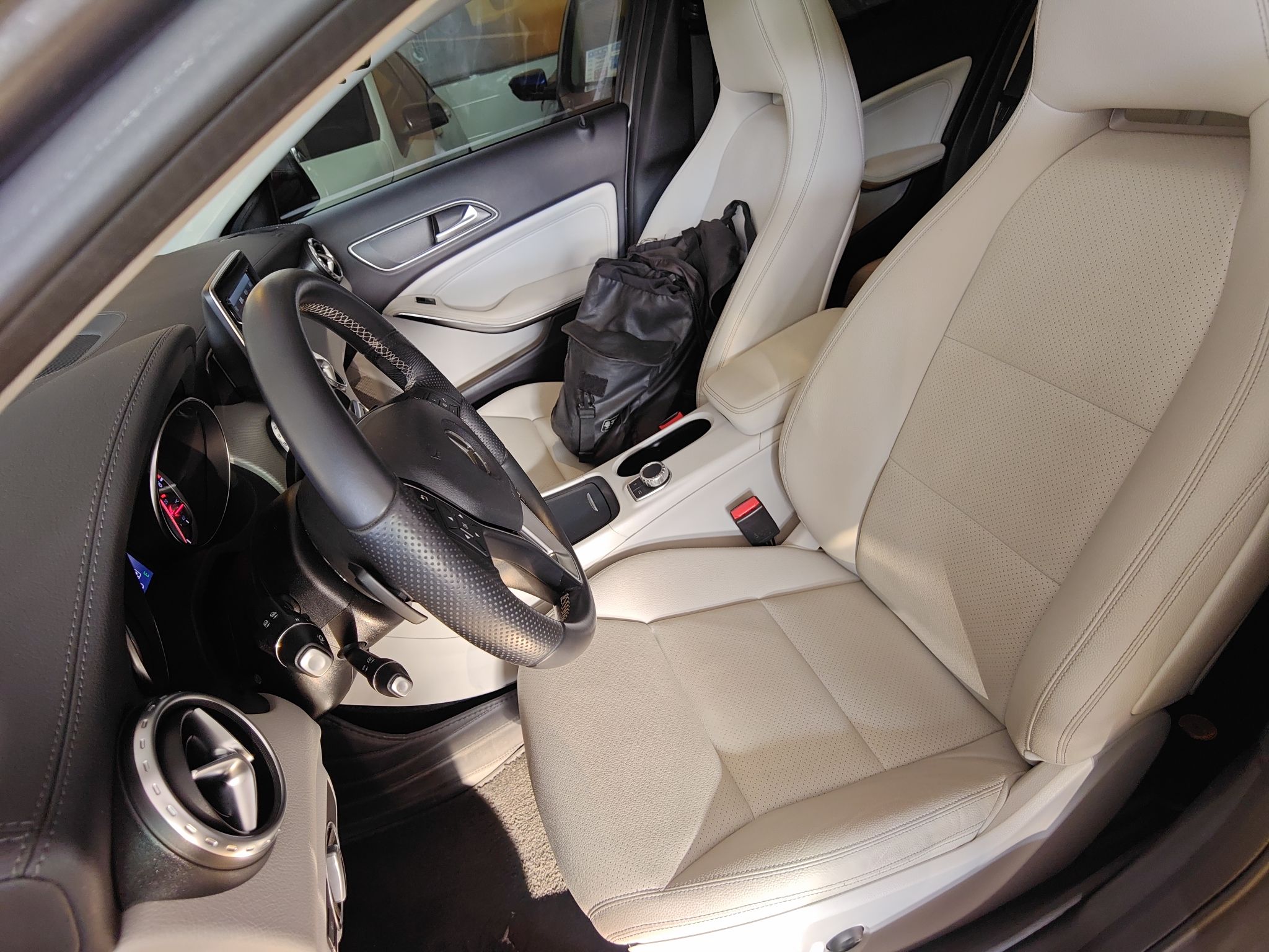 Переднее сиденье в автомобиле