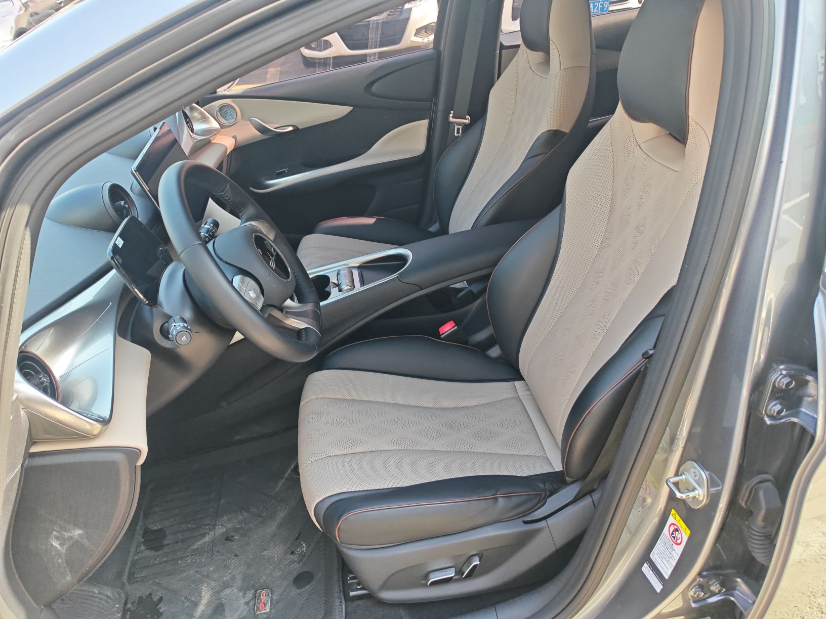 Переднее сиденье в автомобиле