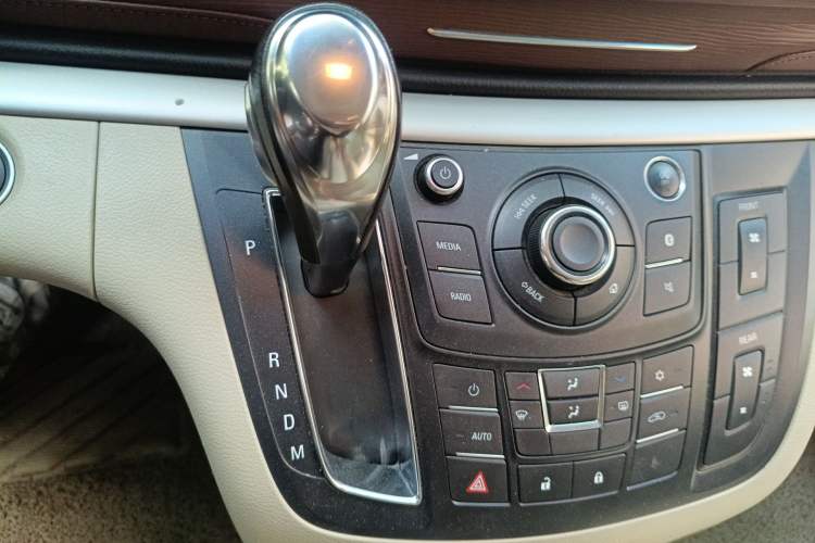 Used Buick GL8 2017 25S Luxury Version China V Standard Gear Lever