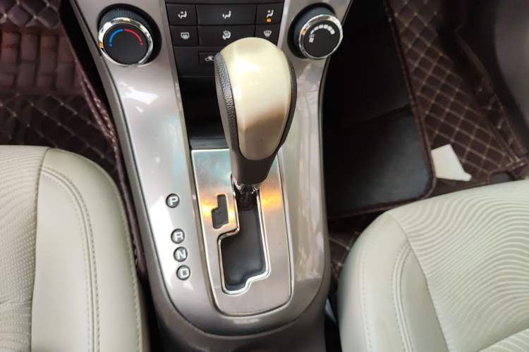 Used Chevrolet Cruze 2015 1.5L Classic SE AT Gear Lever