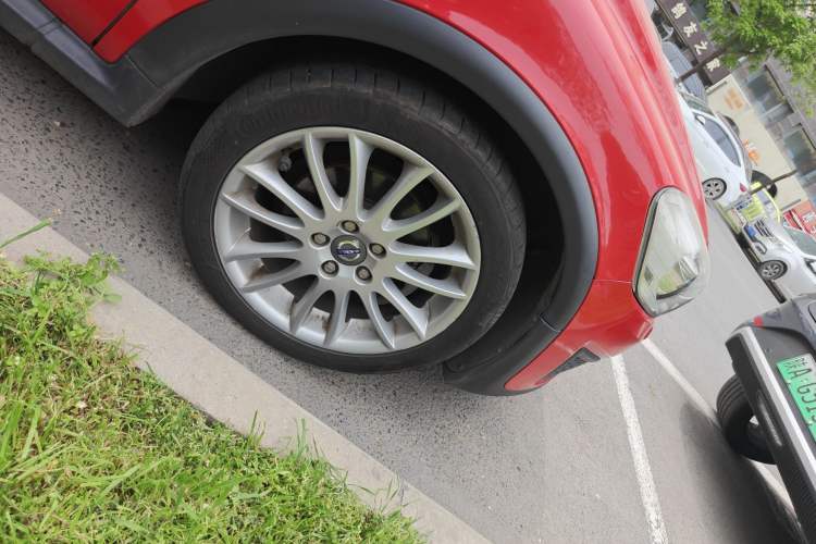 Used Volvo C30 2012 2.0L Aktiv Dynamic Package Edition Right Front Wheel Hub