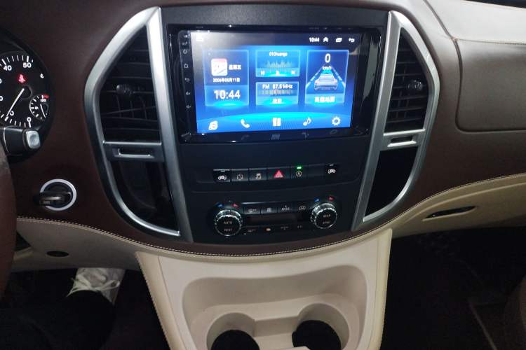 Used Mercedes-Benz Vito 2018 2.0T Business Version China V Emission Standard Audio And AC Panel