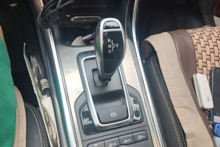 Used BYD Song New Energy 2017 Song DM 1.5TID All-Wheel Drive Prestige Model Gear Lever