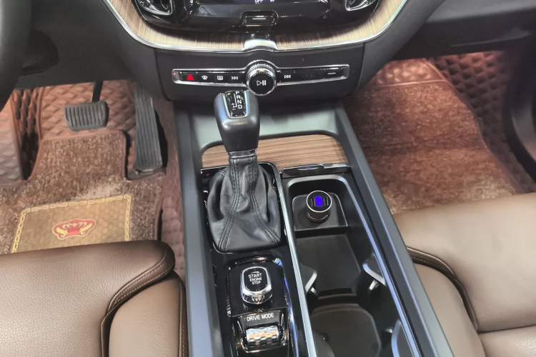 Used Volvo XC60 2021 T5 4x4 Smart Luxury Edition Gear Lever