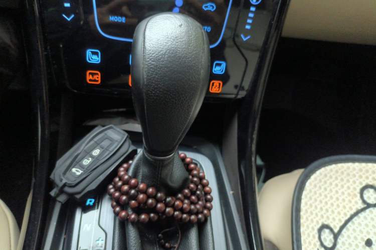 Used JMC Yusheng S330 2016 1.5L GTDi Automatic Two-Wheel Drive Flagship Edition Gear Lever