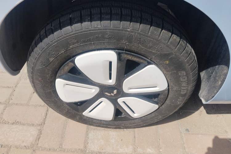 Used Wuling Hongguang MINIEV 2025 Four-Door Version Zhenxiang+ Edition Right Rear Wheel Hub