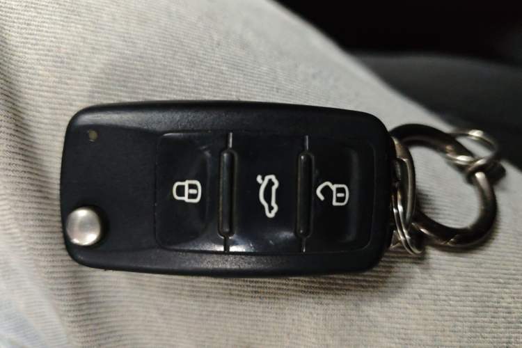 Used Volkswagen Sagitar 2012 1.6L Automatic Fashion Edition Vehicle Key