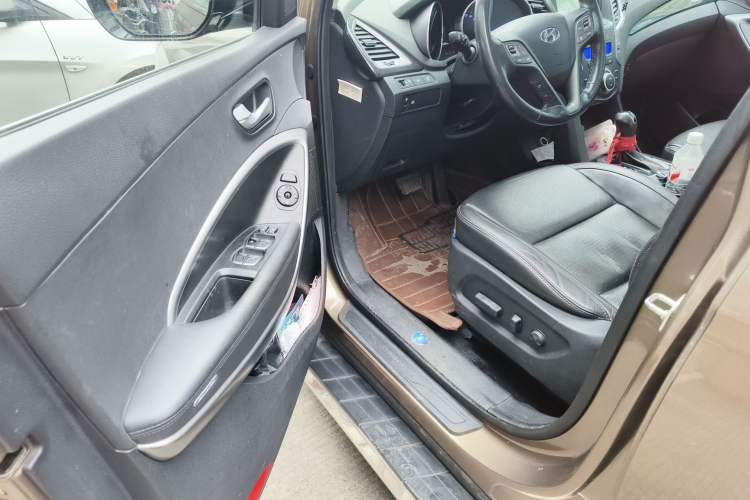 Used Hyundai Santa Fe 2013 2.4L Automatic Two-Wheel Drive Smart Version Driver Seat