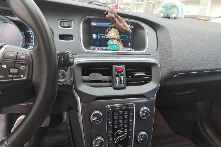 Used Volvo V40 2014 2.0T Zhiya Edition Audio And AC Panel