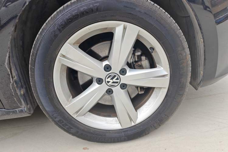 Used Volkswagen Passat 2011 1.8TSI DSG Prestige Edition Right Front Wheel Hub