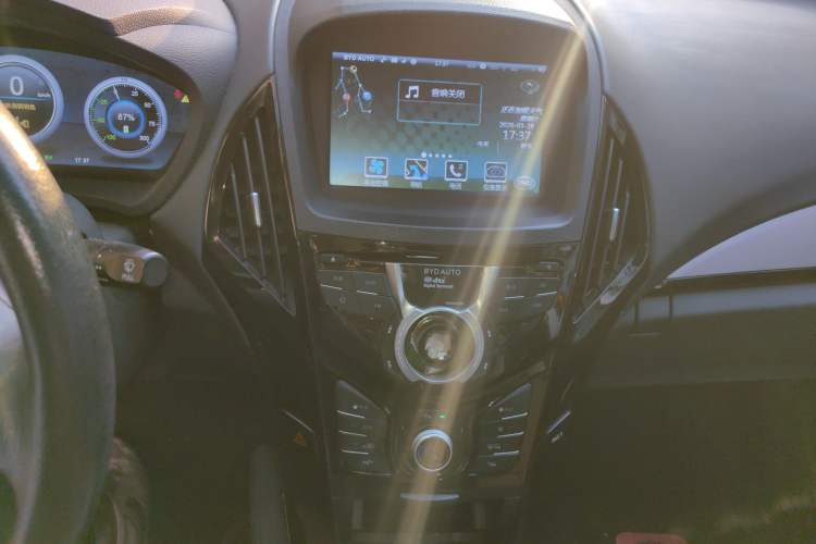 Used BYD Qin New Energy 2015 1.5T Dual-Crown Flagship Plus Edition Audio And AC Panel