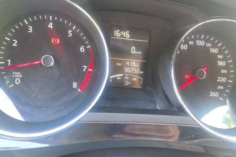 Used Volkswagen Sagitar 2015 1.6L Manual Comfort Model Odometer Close Up