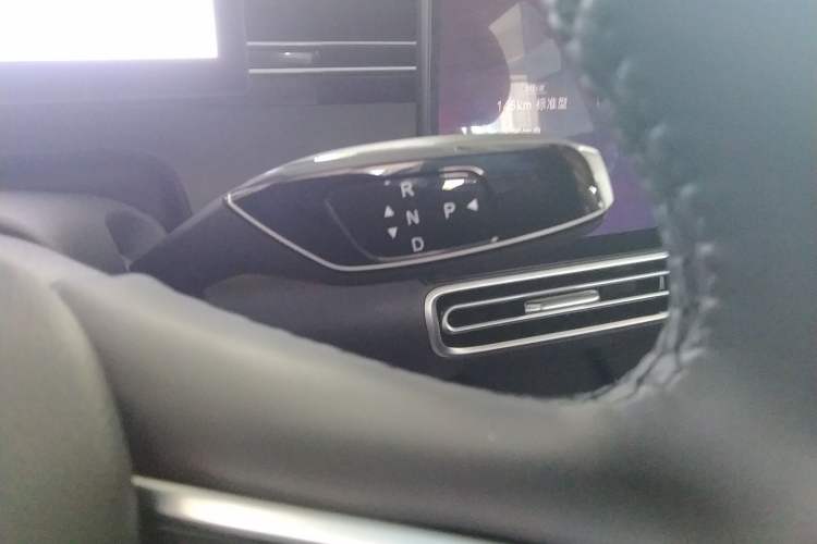 Used Chery Fengyun A8L 2025 1.5 TGDI 145 km Luxury Version Gear Lever