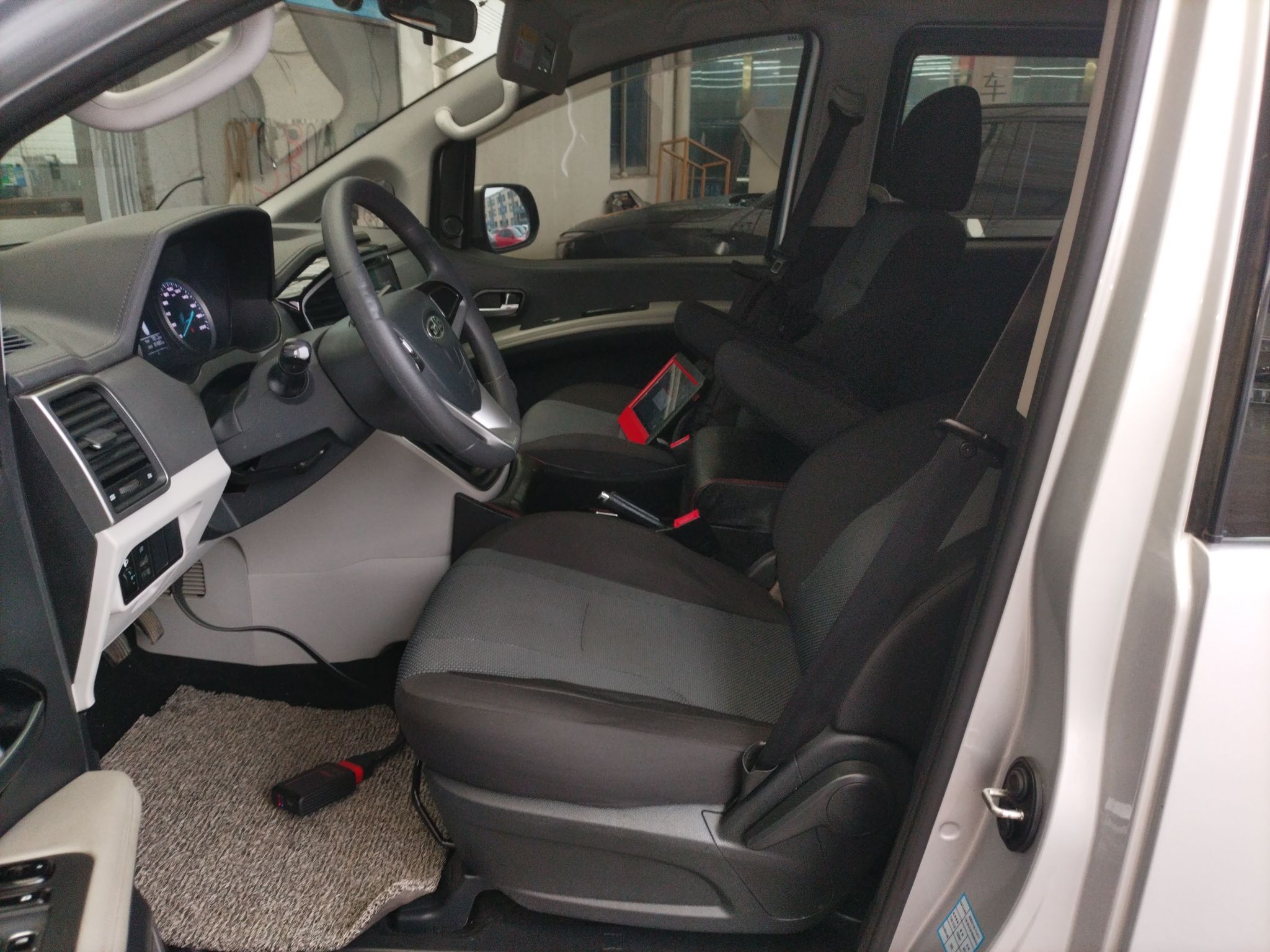 Переднее сиденье в автомобиле