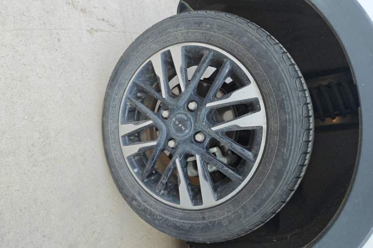 Used Chery QQ Little Ant 2022 Revised Version Sweet Pink Edition Half-Sugar Version Lithium Iron Phosphate 30.7 kWh 30 kW 301 km Right Rear Wheel Hub