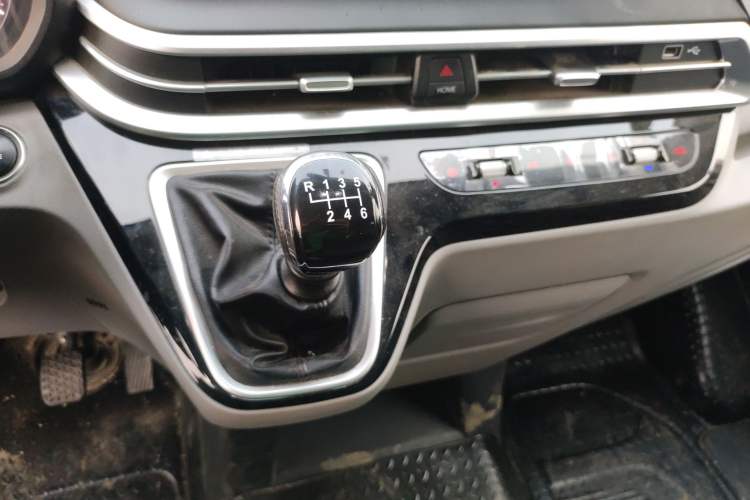 Used SAIC MAXUS Xintu V70 2023 2.0T Elite Edition Manual Transmission Short Wheelbase Low Roof 5/6 Seats (125 hp)