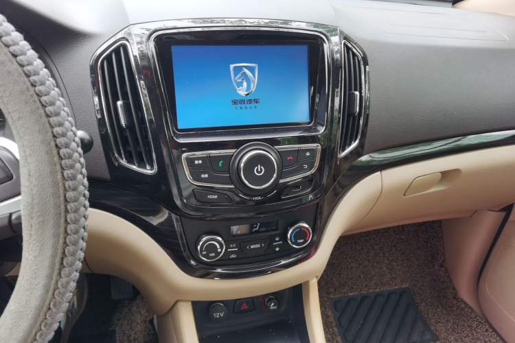 Used Baojun 730 2014 1.5L manual luxury trim 7 seats