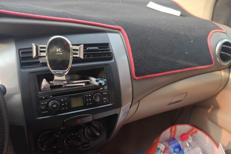 Used Nissan Livina 2010 Jingyue Edition 1.6L Manual All-Around Model Audio And AC Panel