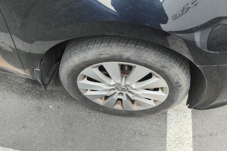 Used Volkswagen Lavida 2013 Restyled Classic 1.6L Manual Comfort Edition Right Front Wheel Hub