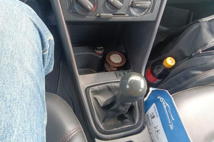 Used Volkswagen Jetta 2015 Zhuihui Edition 1.4L Manual Fashion Model Gear Lever