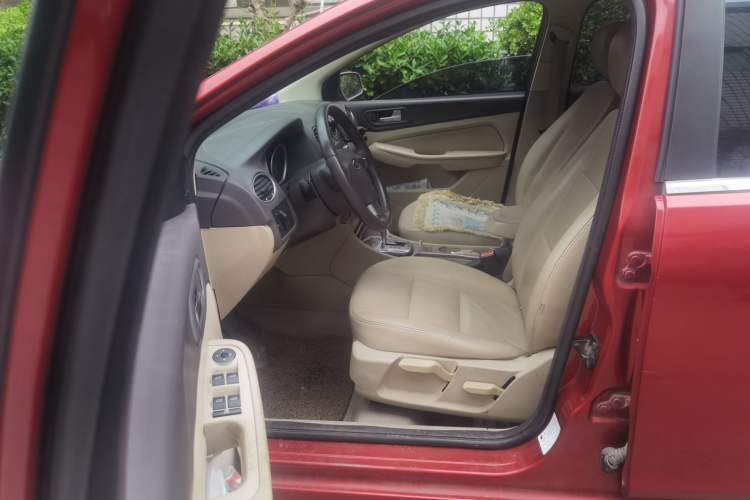 Used Ford Focus 2013 Hatchback Classic 1.8L Automatic Fashion Edition
