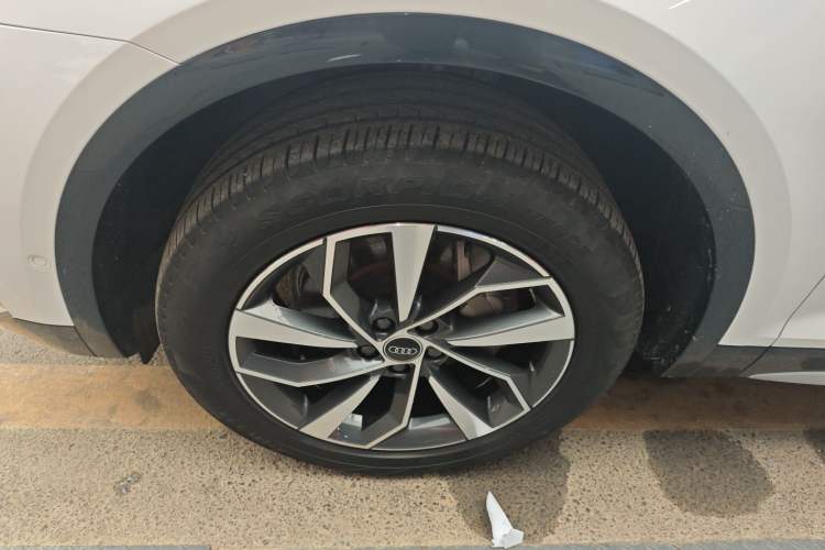 Used Audi Q5L 2022 40T Luxury Elegant Model Left Front Wheel Hub