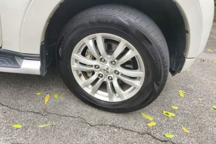 Used Mitsubishi Pajero  Right Front Wheel Hub