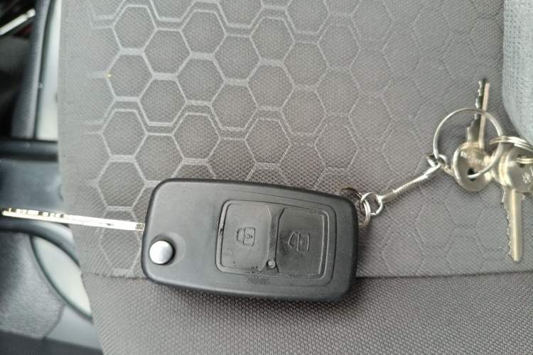 Used CHANGAN KAICHENG Ruixing EM60 2025 Passenger Version Comfort Edition 6 Seats 300 km Range Side-Hinged Doors Vehicle Key