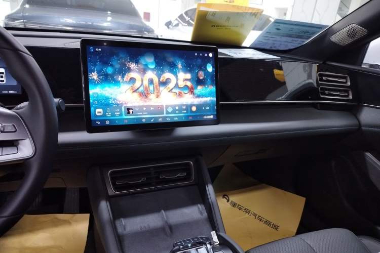 Used BYD Qin L 2025 DM-i Smart Drive 120KM Superior Model Audio And AC Panel