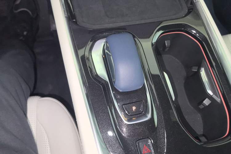 Used Zeekr 009 2024 Six-Seat Executive Version 4WD 108 kWh Gear Lever