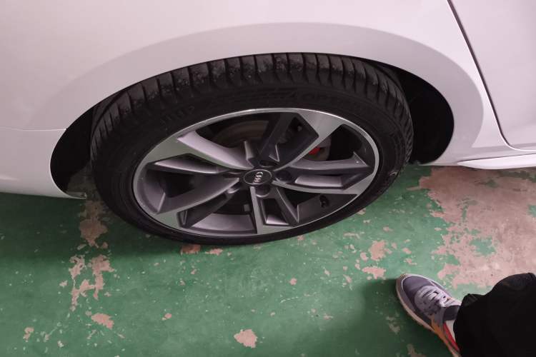 Used Audi A4L 2018 30th Anniversary Edition 40 TFSI Trendy Model Right Rear Wheel Hub