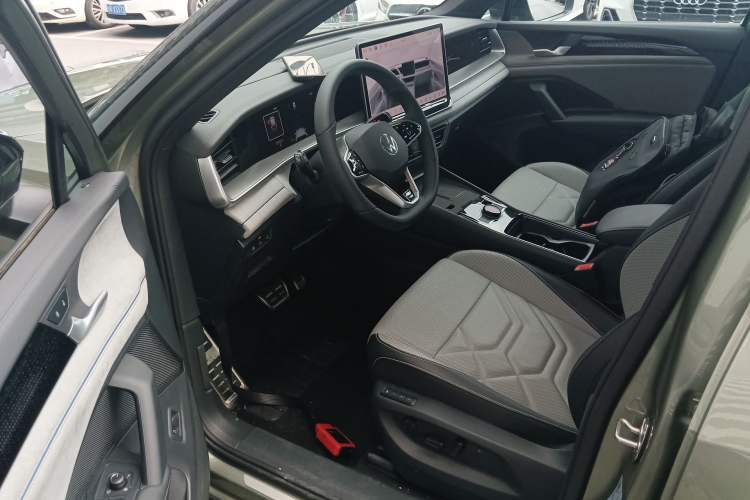 Used Volkswagen Tayron 2025 Tiguan L 380TSI 4Motion Luxury Driver Seat