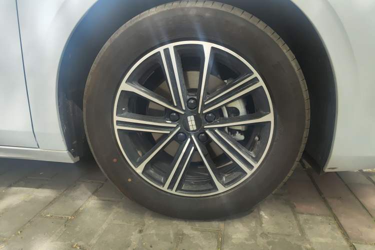 Used Geely Galaxy A7 2025 Model EM-i 70km Luxury Edition Right Front Wheel Hub